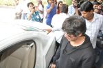 Shahrukh Khan snapped in Mumbai on 24th Sept 2012 (1).JPG